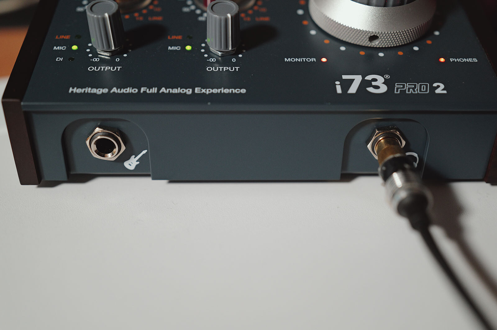 前面にDI入力があり、JFET DI回路が組み込まれている。