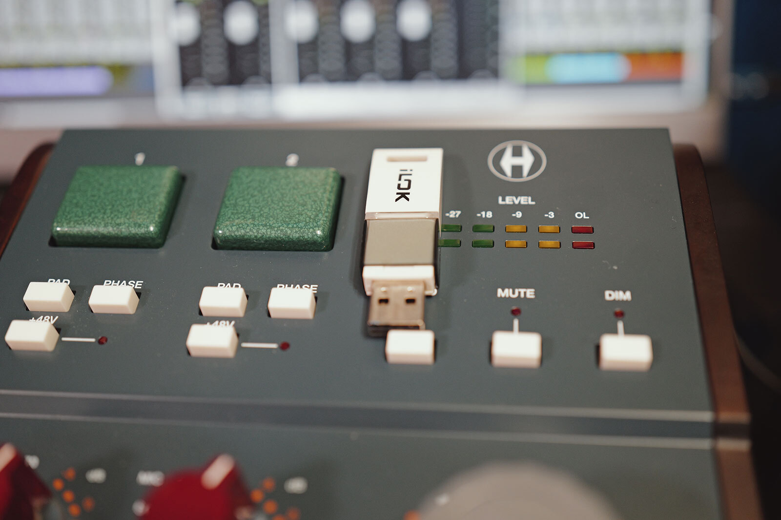 プラグインのオーサライズにはiLokを使用する。