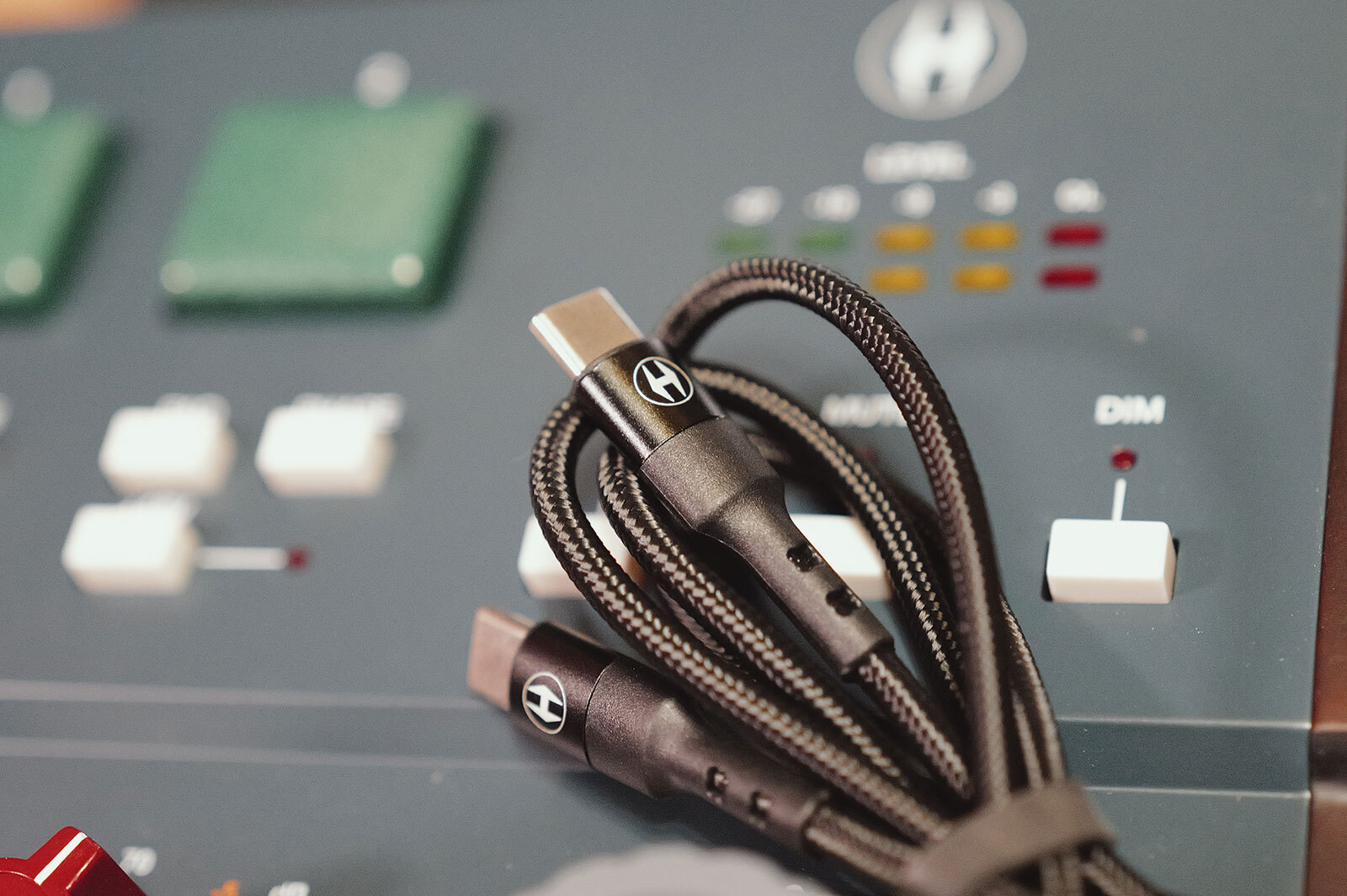 同社の他の製品でもオリジナルロゴの入ったスチロールコンデンサなど強いこだわりを感じたが、USBケーブルにもブランドロゴが入っており作りからも品質の良さを感じる。